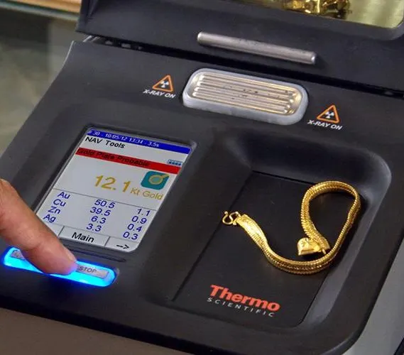 Gold analysis display on an XRF analyser with jewellery in the chamber